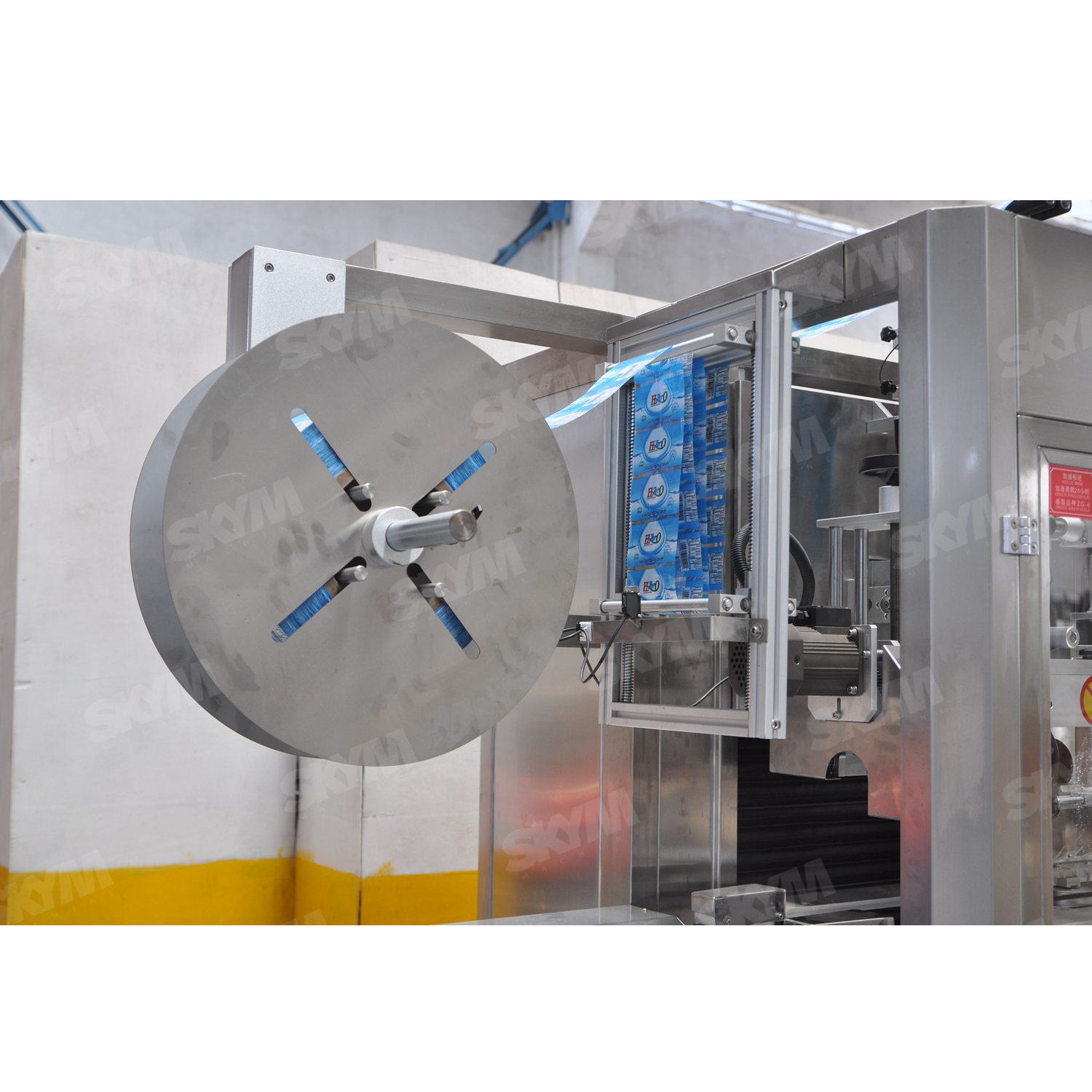 Máquina etiquetadora de manga retráctil para túnel de calentamiento de 450 BPM